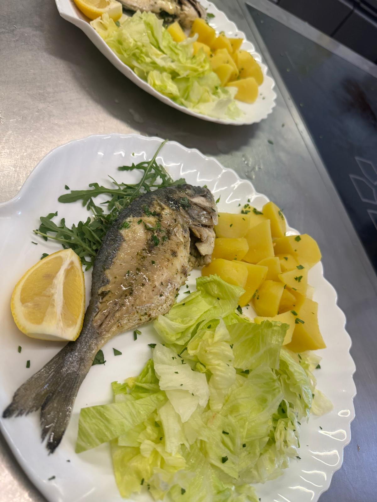 Fisch mit Kartoffeln und Salat