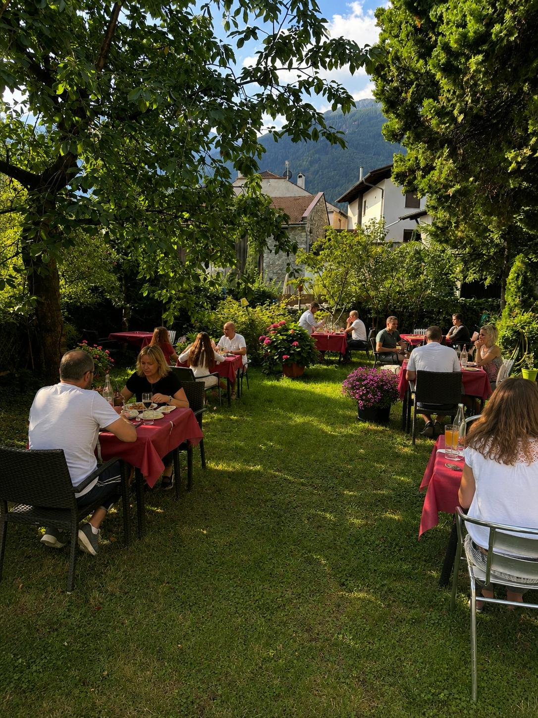 Gäste im Garten der Pizzeria Jolly