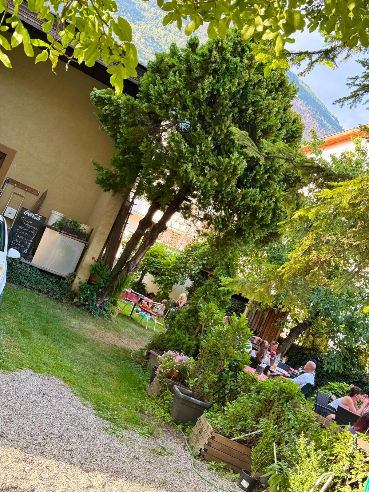 Sommerlicher Garten der Pizzeria Jolly