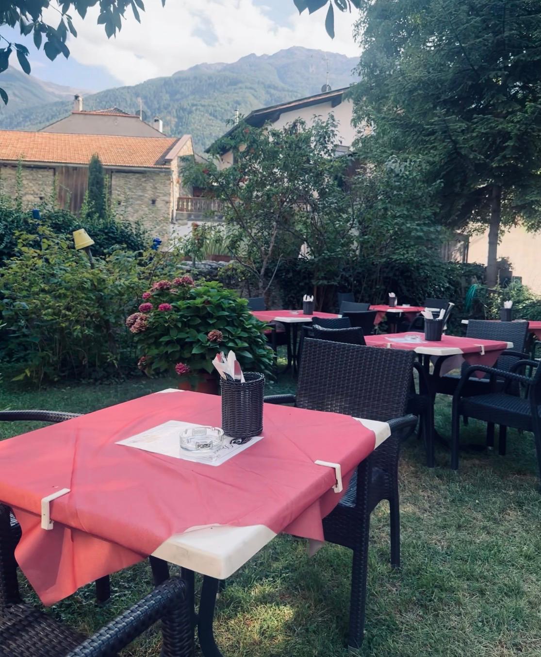 Gedeckte Tische im Garten der Pizzeria Jolly