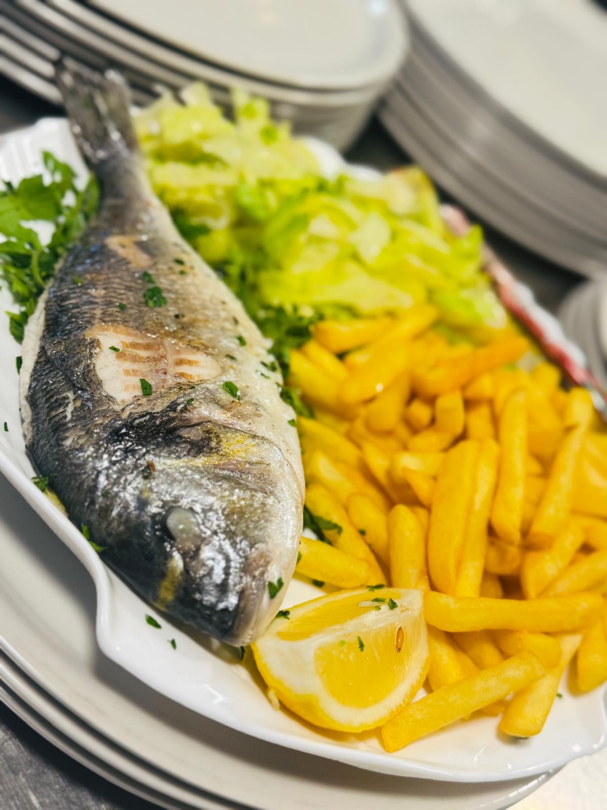 Gegrillte Dorade mit Pommes