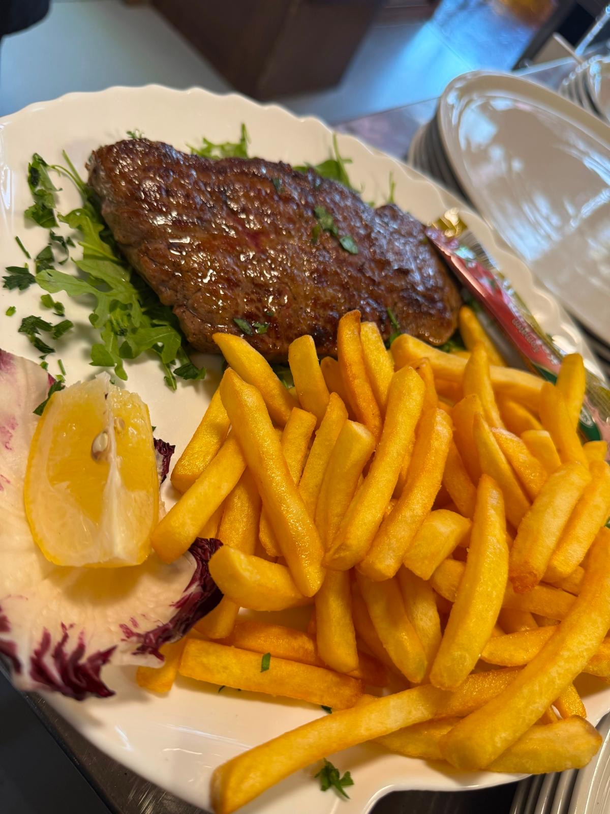 Steak mit Pommes in der Pizzeria Jolly