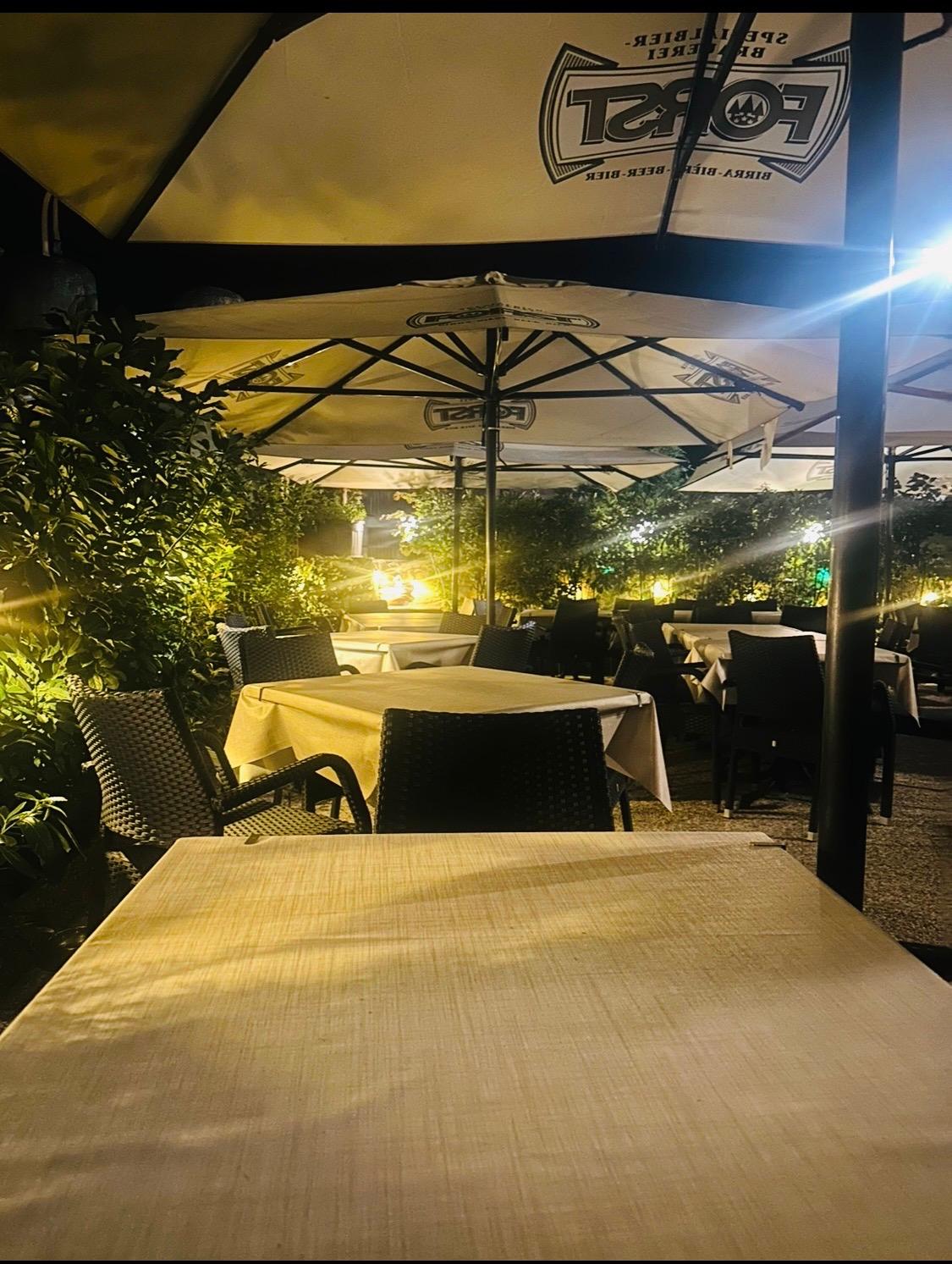Beleuchtete Terrasse am Abend