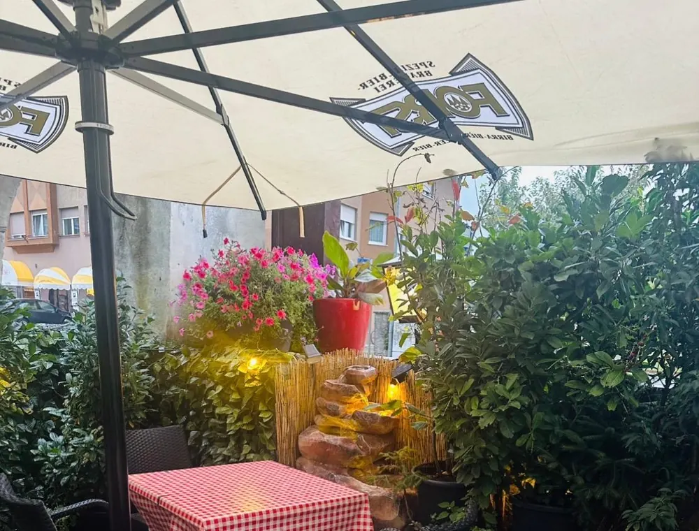 Terrasse der Pizzeria Jolly in Latsch